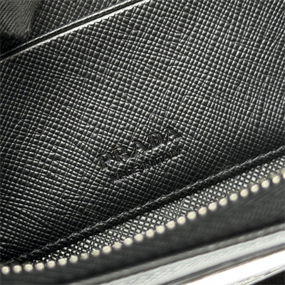 Pra*a saffiano leather key charm holder black color 1tt085