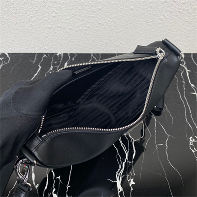 Pra*a triangle leather shoulder bag black color 2vh155