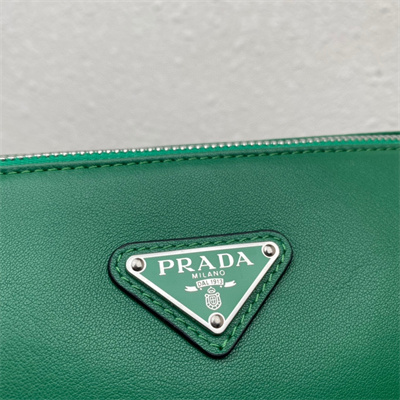 Pra*a triangle leather shoulder bag green color 2vh155