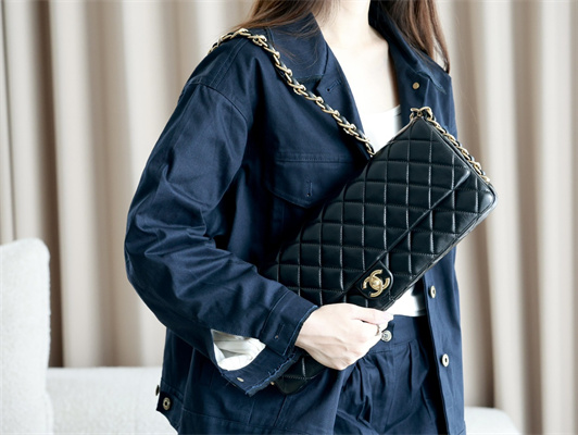 Cha.nel Maxi Clutch Bag Shiny Lambskin & Gold-Tone Metal Black AS5006