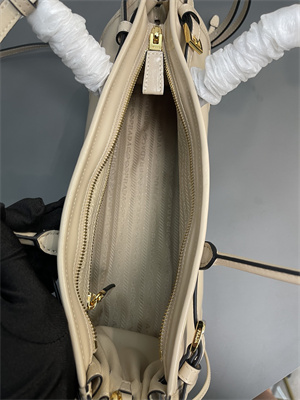 Pra*a medium leather handbag 1ba426