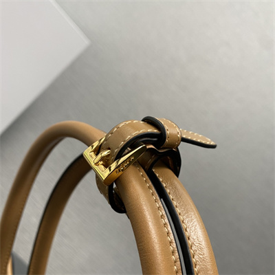 Pra*a medium leather handbag 1ba426