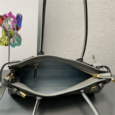 Pra*a medium leather handbag 1ba426