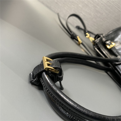 Pra*a medium leather handbag 1ba426