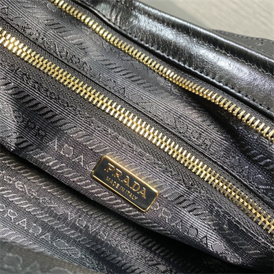 Pra*a medium leather handbag 1ba426