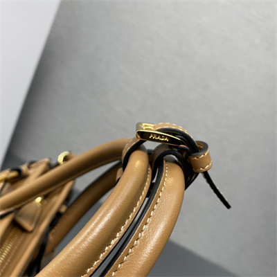 Pra*a medium leather handbag 1ba426