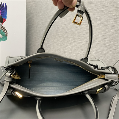 Pra*a medium leather handbag 1ba426