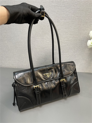 Pra*a medium leather shoulder bag black 1bd376