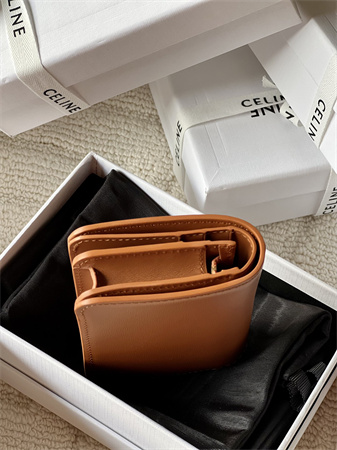 Ce**e triomphe compact wallet in shiny calfskin brown