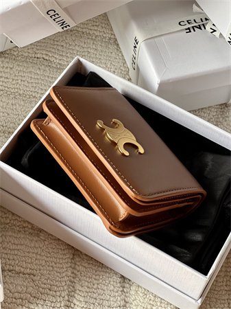 Ce**e triomphe compact wallet in shiny calfskin brown