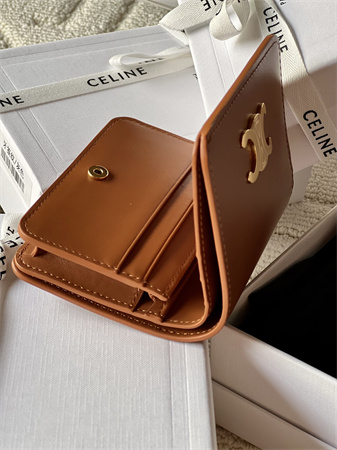 Ce**e triomphe compact wallet in shiny calfskin brown