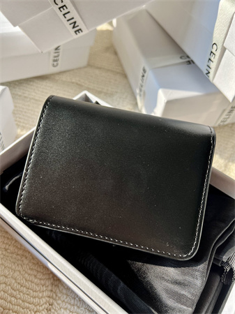 Ce**e triomphe compact wallet in shiny calfskin black