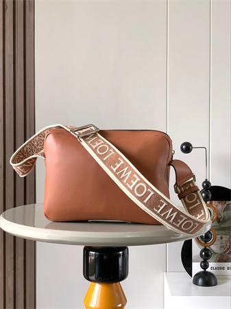 l0ew* xs military messenger bag in S*pple smooth calfskin and jacquard hunter brown