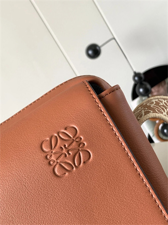 l0ew* xs military messenger bag in S*pple smooth calfskin and jacquard hunter brown