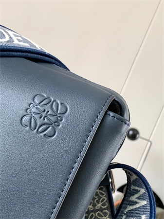 l0ew* xs military messenger bag in S*pple smooth calfskin and jacquard dk grey