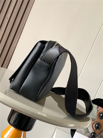 L0ew* xs military messenger bag in soft grained calfskin black