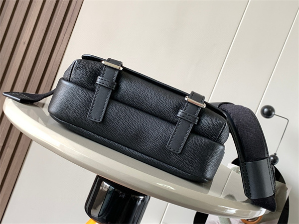 L0ew* xs military messenger bag in soft grained calfskin black