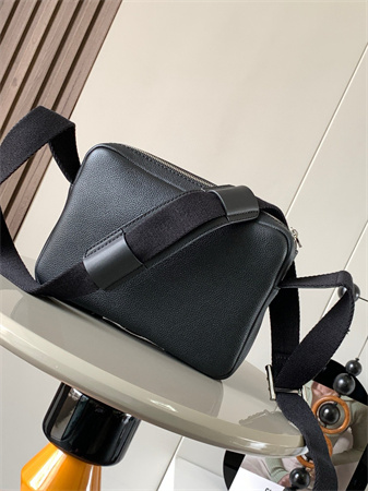 L0ew* xs military messenger bag in soft grained calfskin black