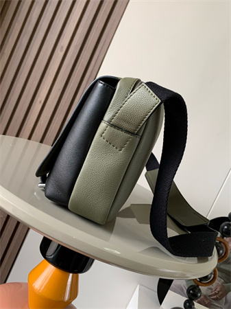 L0ew* xs military messenger bag in soft grained calfskin black/khaki