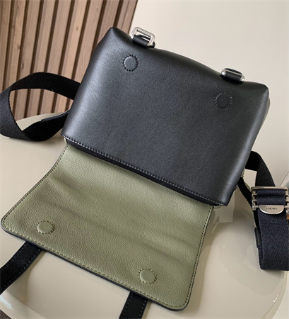 L0ew* xs military messenger bag in soft grained calfskin black/khaki