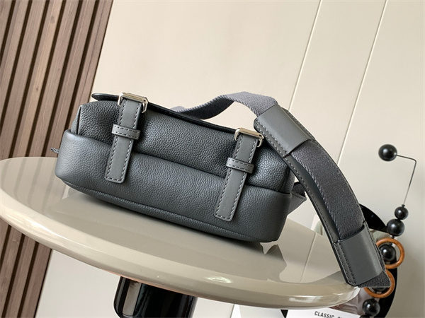 L0ew* xs military messenger bag in soft grained calfskin grey