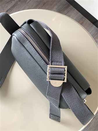 L0ew* xs military messenger bag in soft grained calfskin grey