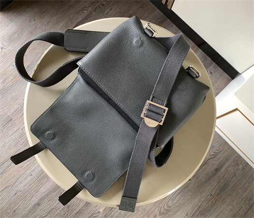 L0ew* xs military messenger bag in soft grained calfskin grey