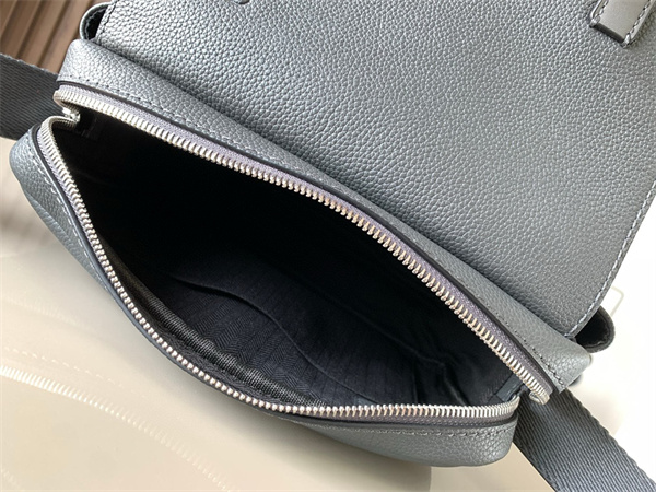 L0ew* xs military messenger bag in soft grained calfskin grey