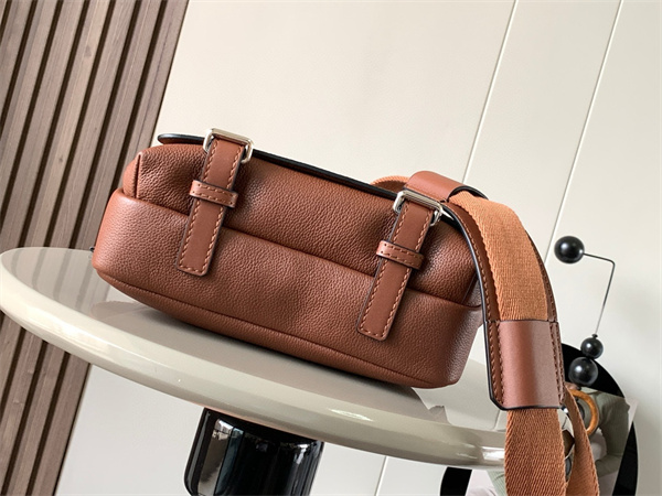 L0ew* xs military messenger bag in soft grained calfskin brown