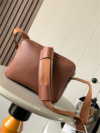 L0ew* xs military messenger bag in soft grained calfskin brown