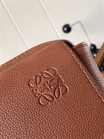 L0ew* xs military messenger bag in soft grained calfskin brown