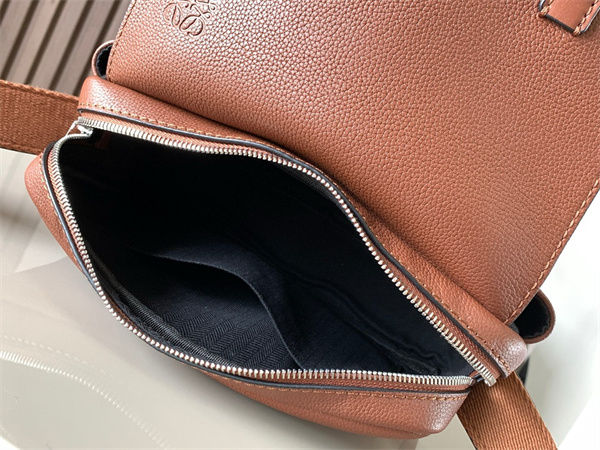 L0ew* xs military messenger bag in soft grained calfskin brown