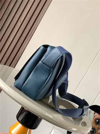 L0ew* xs military messenger bag in soft grained calfskin blue