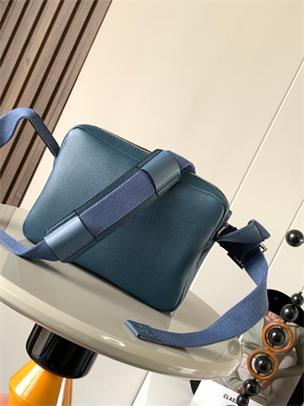 L0ew* xs military messenger bag in soft grained calfskin blue
