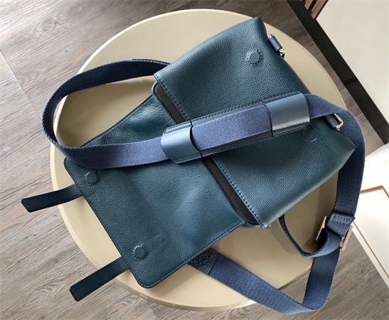 L0ew* xs military messenger bag in soft grained calfskin blue