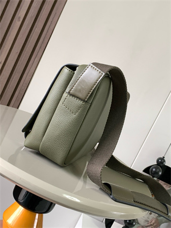 L0ew* xs military messenger bag in soft grained calfskin khaki