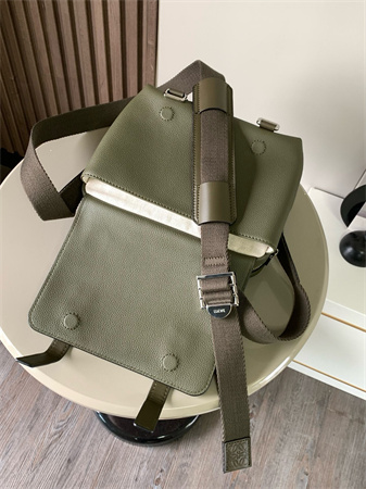 L0ew* xs military messenger bag in soft grained calfskin khaki