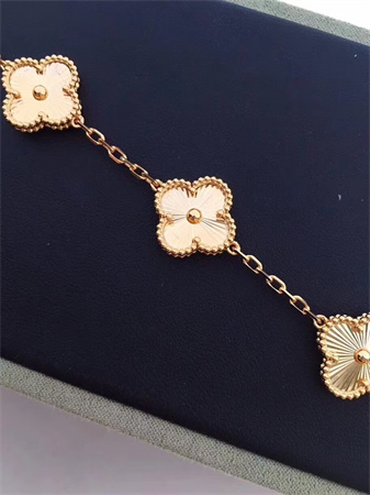 V*N CL*F & arpels bracelets 37507