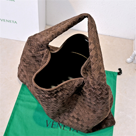 BV Large Hop Shoulder Bag In Suede Fondant