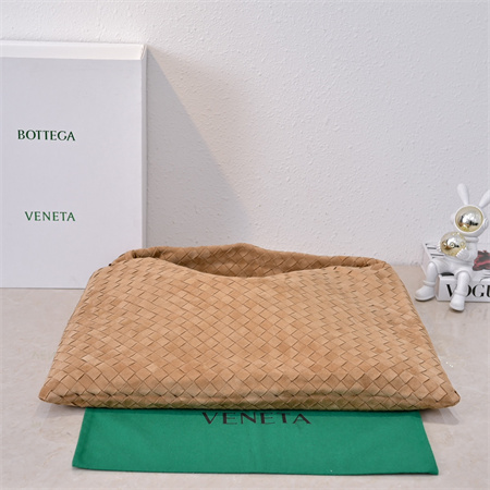 BV Large Hop Shoulder Bag In Suede Caramel