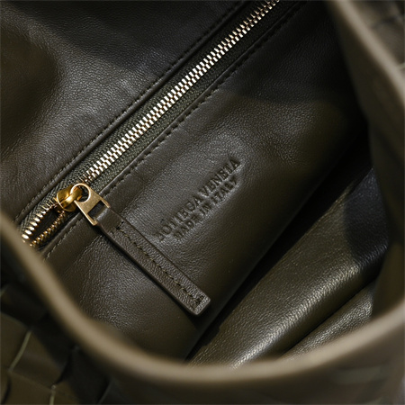 BV Large Hop Shoulder Bag In Calfskin Mustard