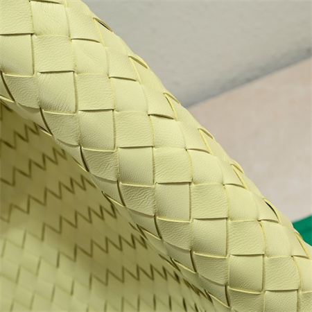 BV Large Hop Shoulder Bag In Calfskin Icecream