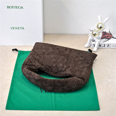 BV Hop Shoulder Bag In Suede Fondant