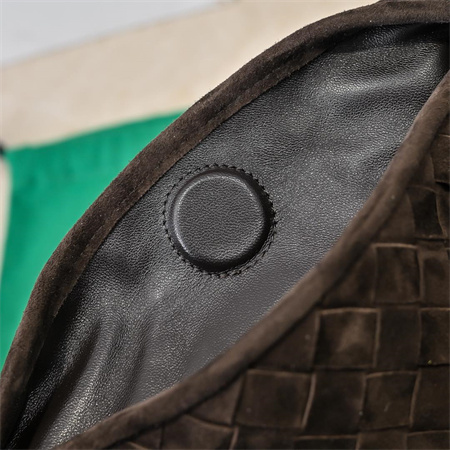 BV Hop Shoulder Bag In Suede Fondant