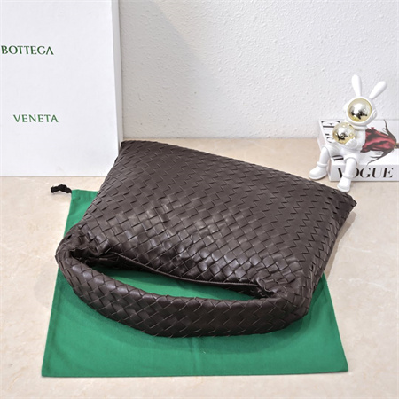 BV Hop Shoulder Bag In Calfskin Fondant