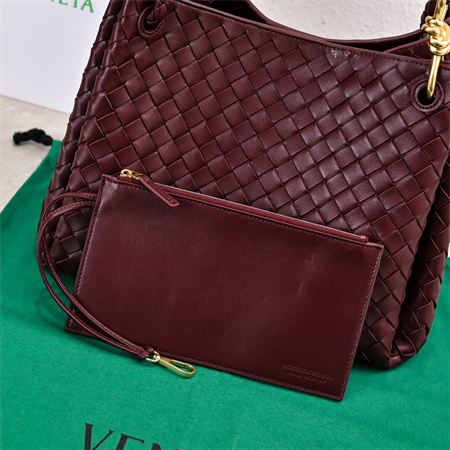 BV Large Parachute Shoulder Bag In Lambskin Burgundy