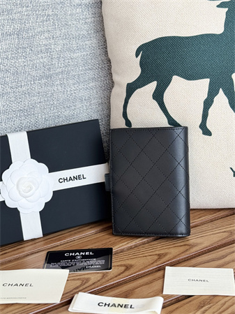 Ch*el passport holder in black calfskin gold tone metal ap3658