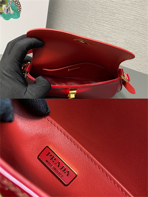 Pra*a patent leather shoulder bag red 1bd345
