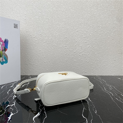 Pra*a vanity case grained leather white 1bh202