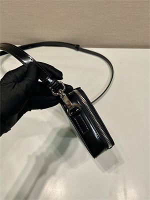 Pra*a brique shinny leather shoulder bag black 2vh173